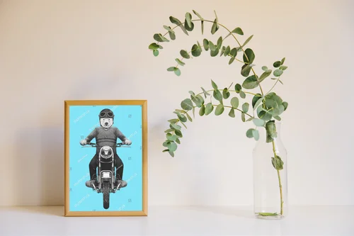 Zimowy portret białego niedźwiedzia na motocyklu