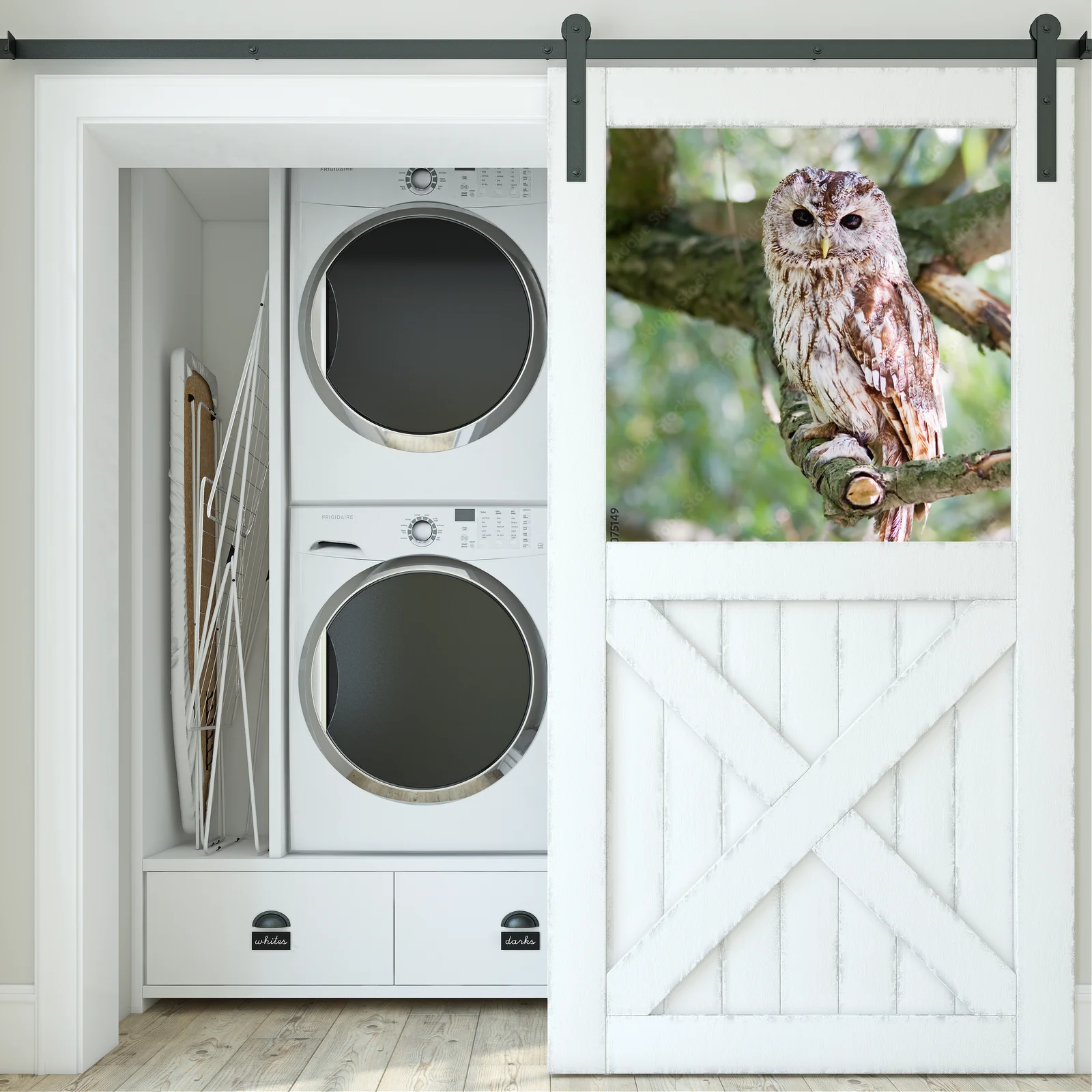 Wznoszący się tawny owl w naturalnych odcieniach