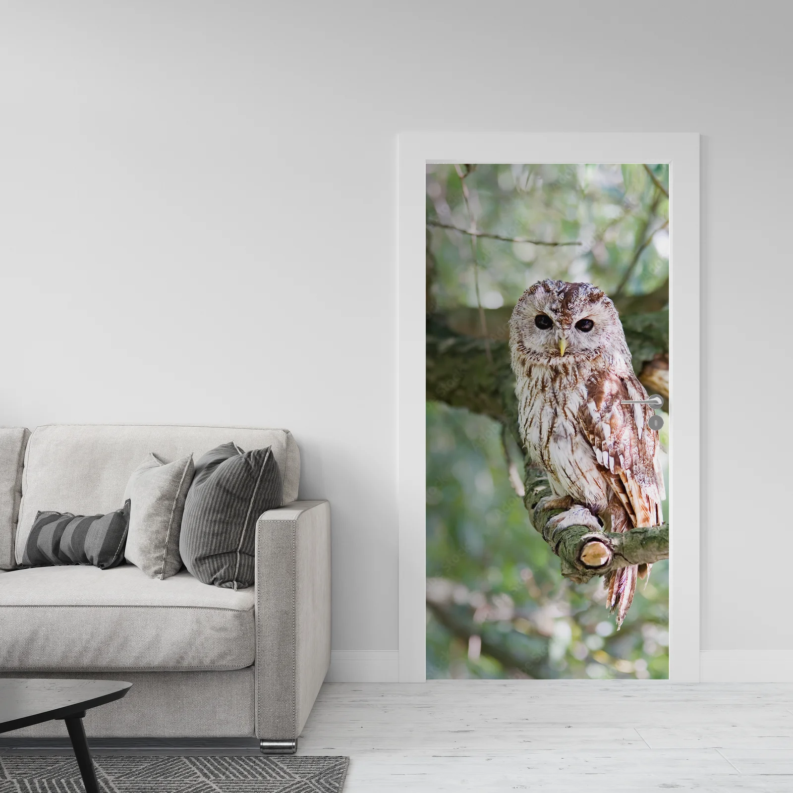 Wznoszący się tawny owl w naturalnych odcieniach