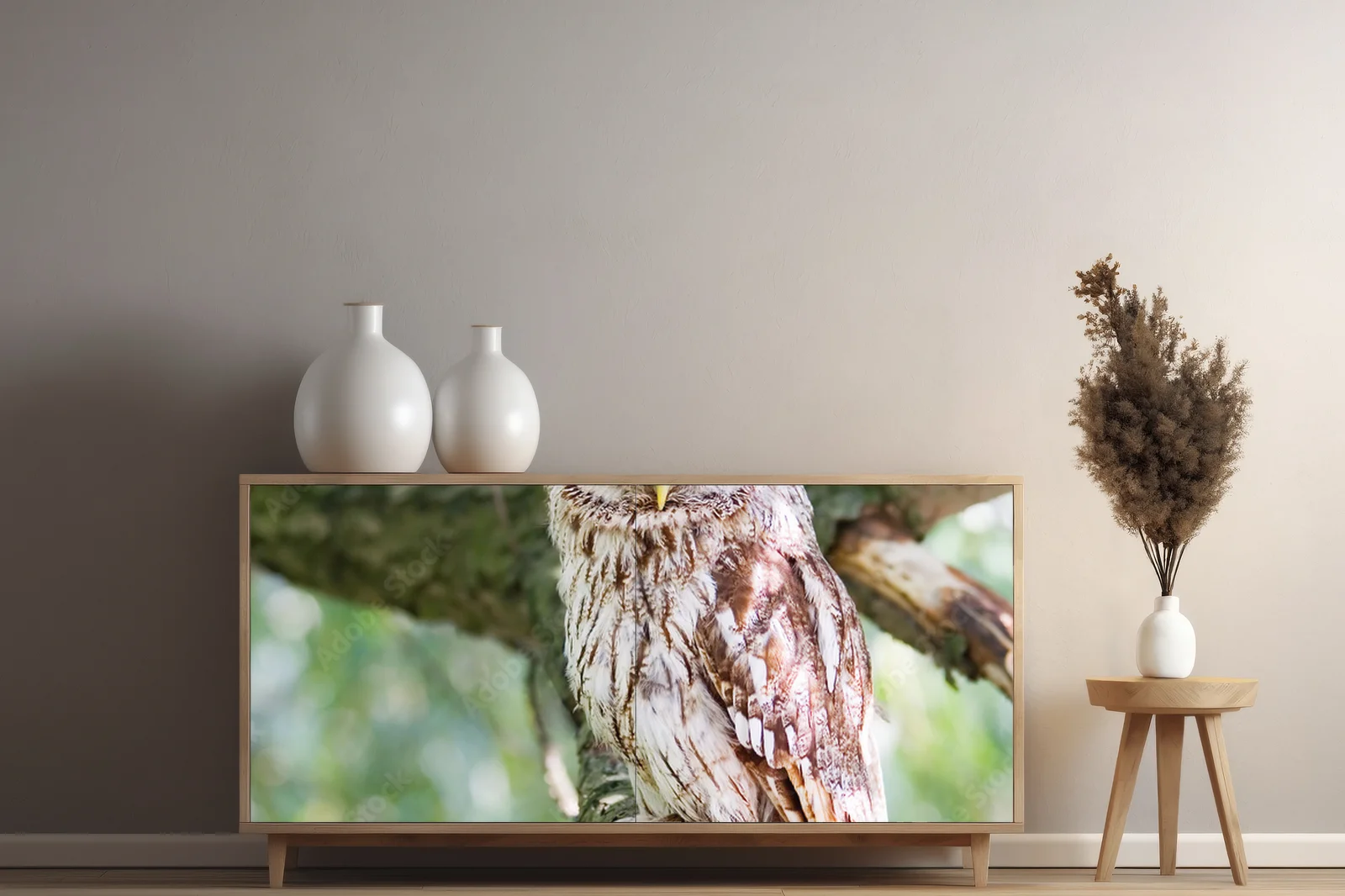 Wznoszący się tawny owl w naturalnych odcieniach