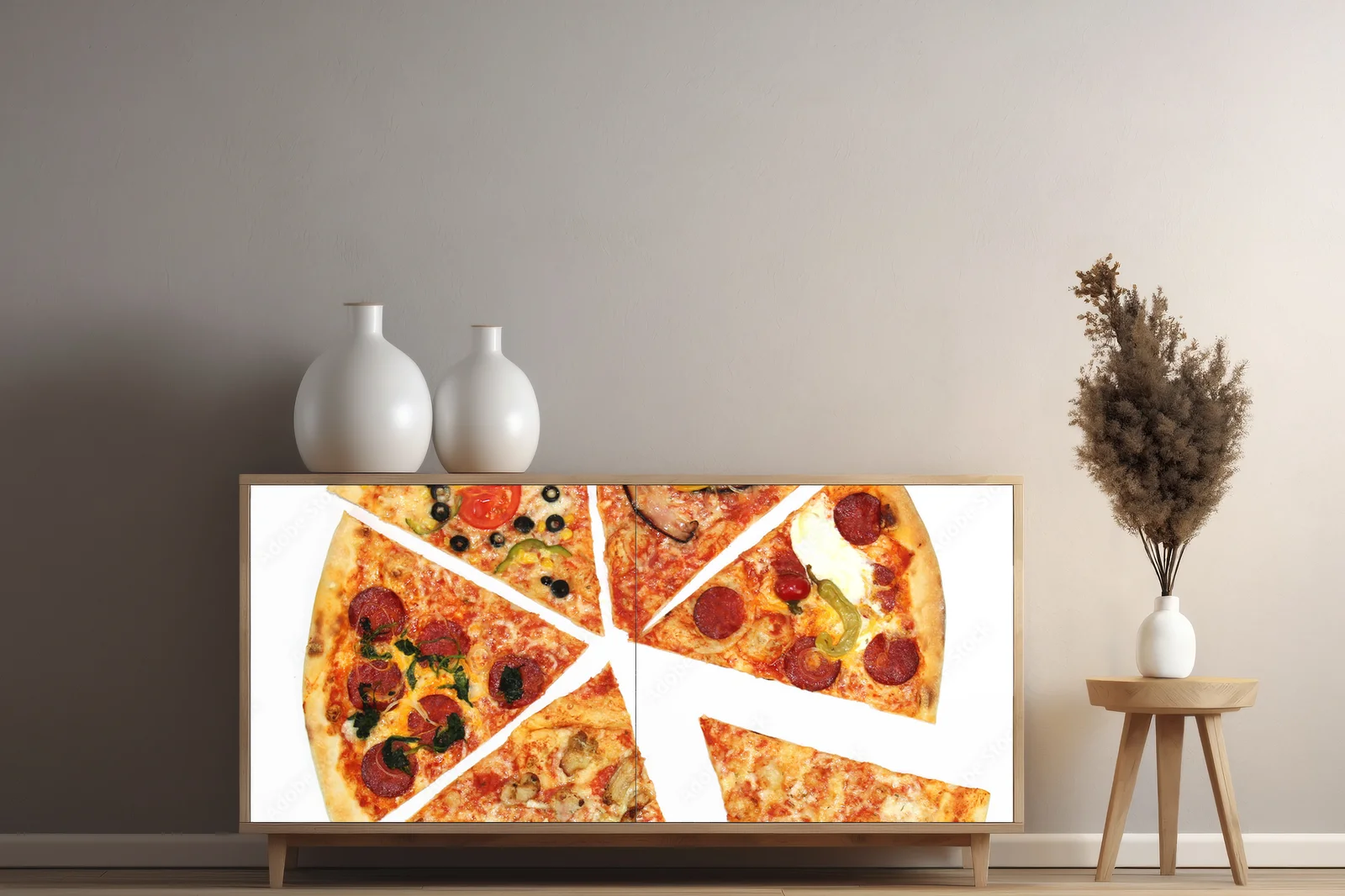 Apetytne kawałki pizzy na białym tle