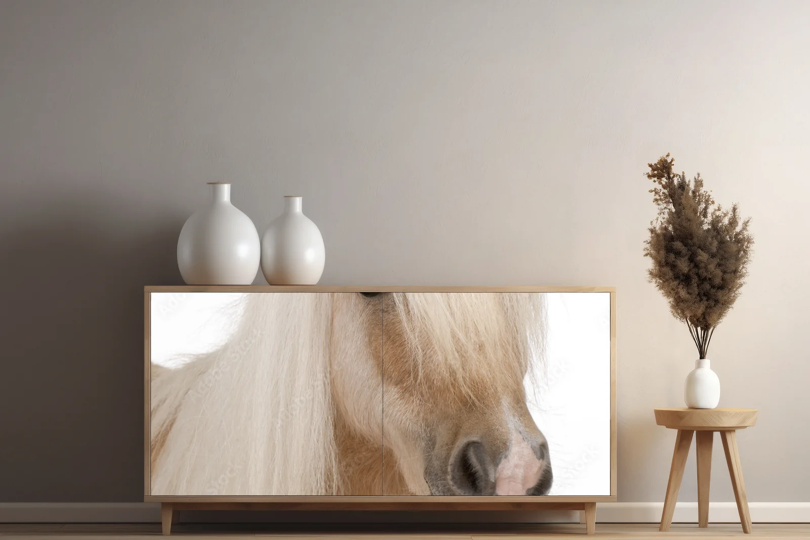 Elegancki portret palomino szetlandzkiego kucyka