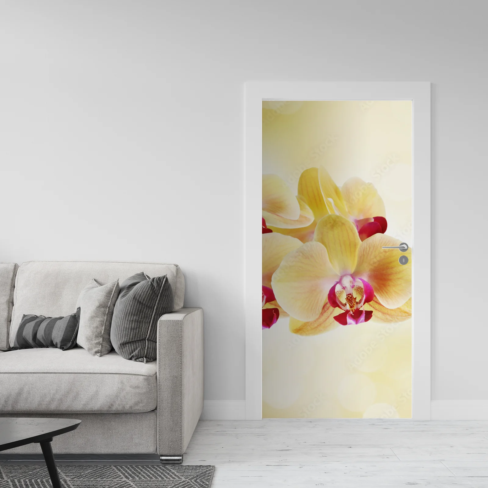 Delikatna orchidea na jasnym tle