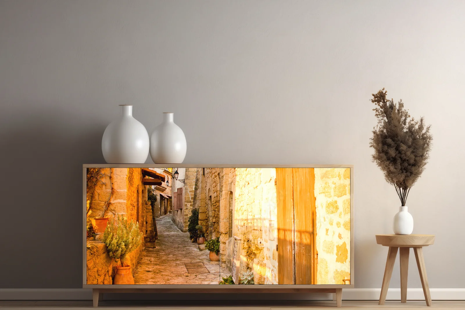 Spokojna ulica La Provence w pastelowych barwach