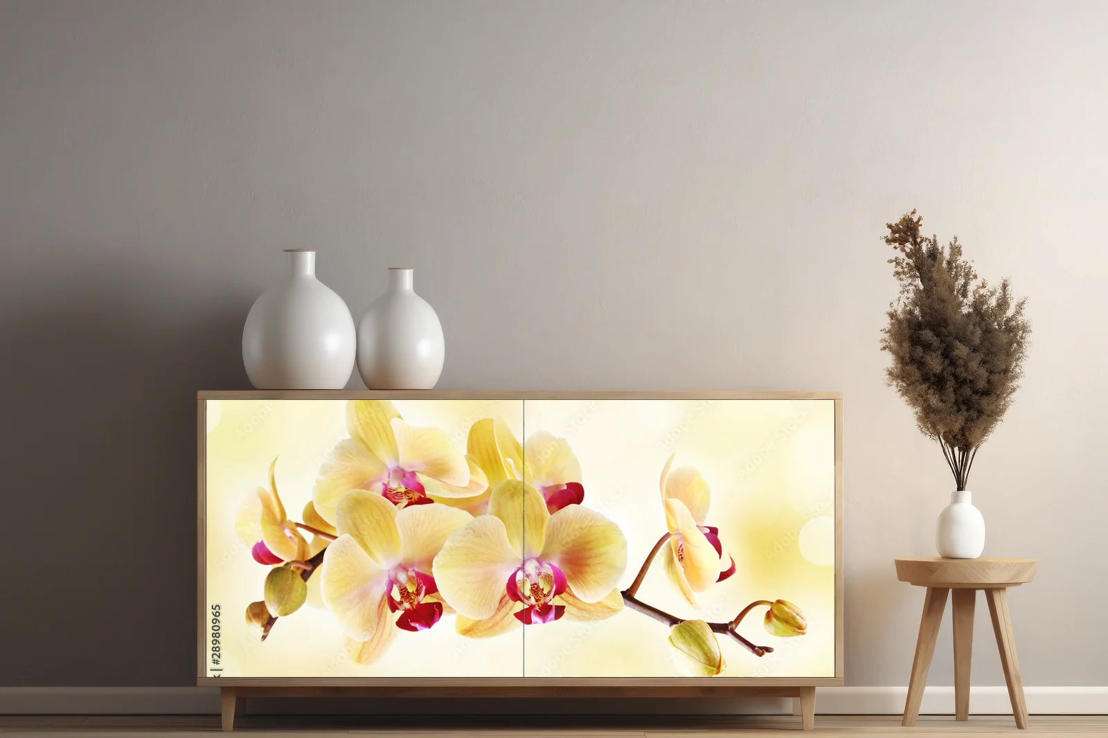 Delikatna orchidea na jasnym tle