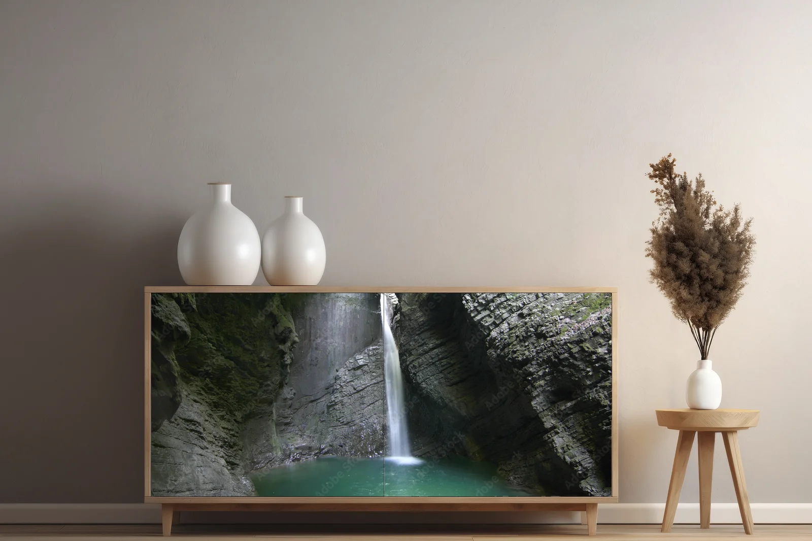 Czarujący urok Kozjak Waterfall w odcieniach czerni
