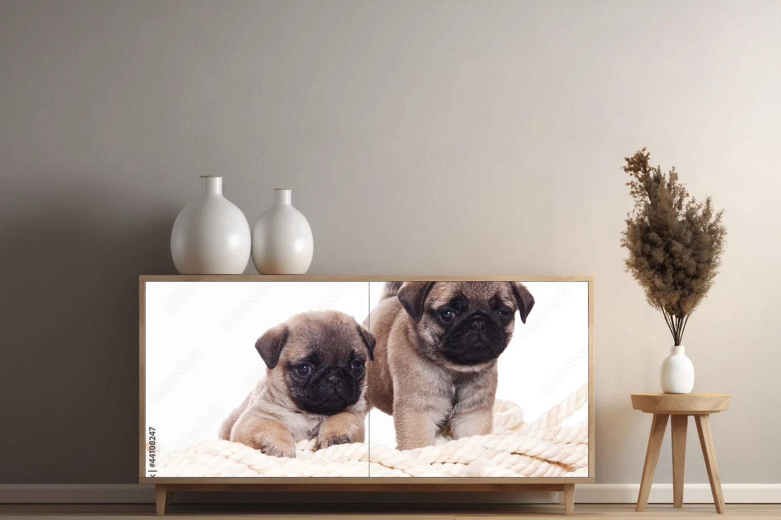 Uroczy Pug w harmonii bieli