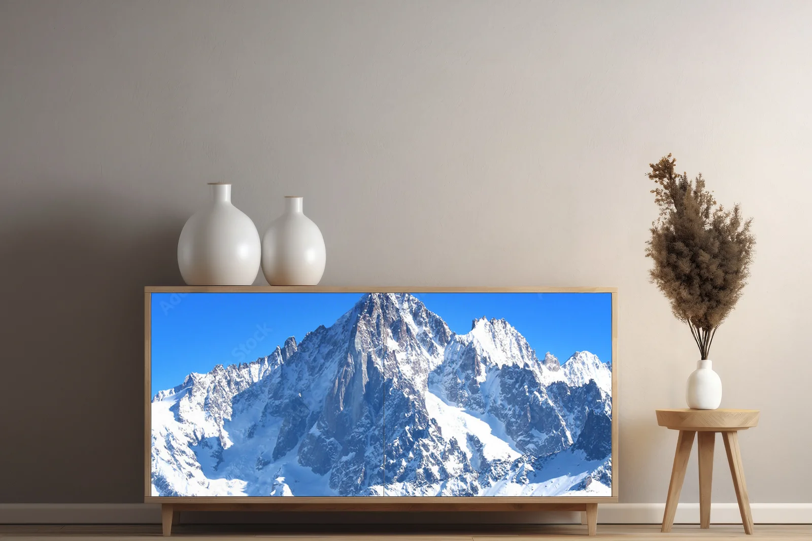 Zjawiskowy krajobraz Mont Blanc w białej tonacji