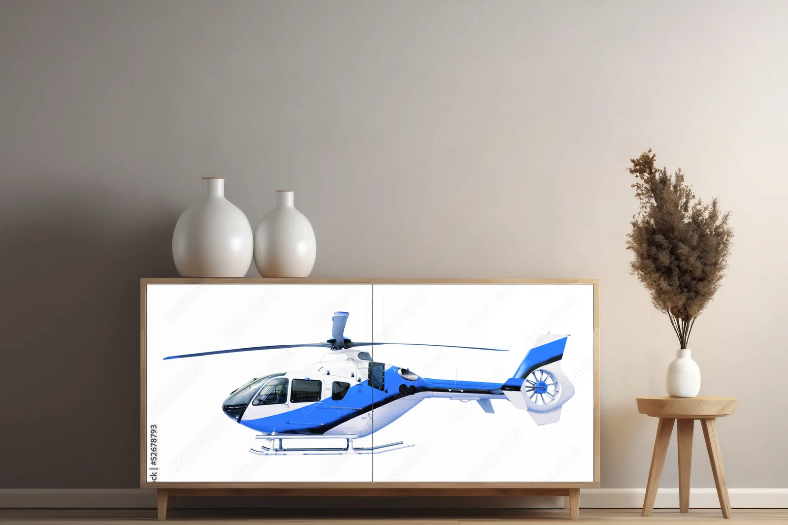 Niebieski helikopter w niewinnej bieli