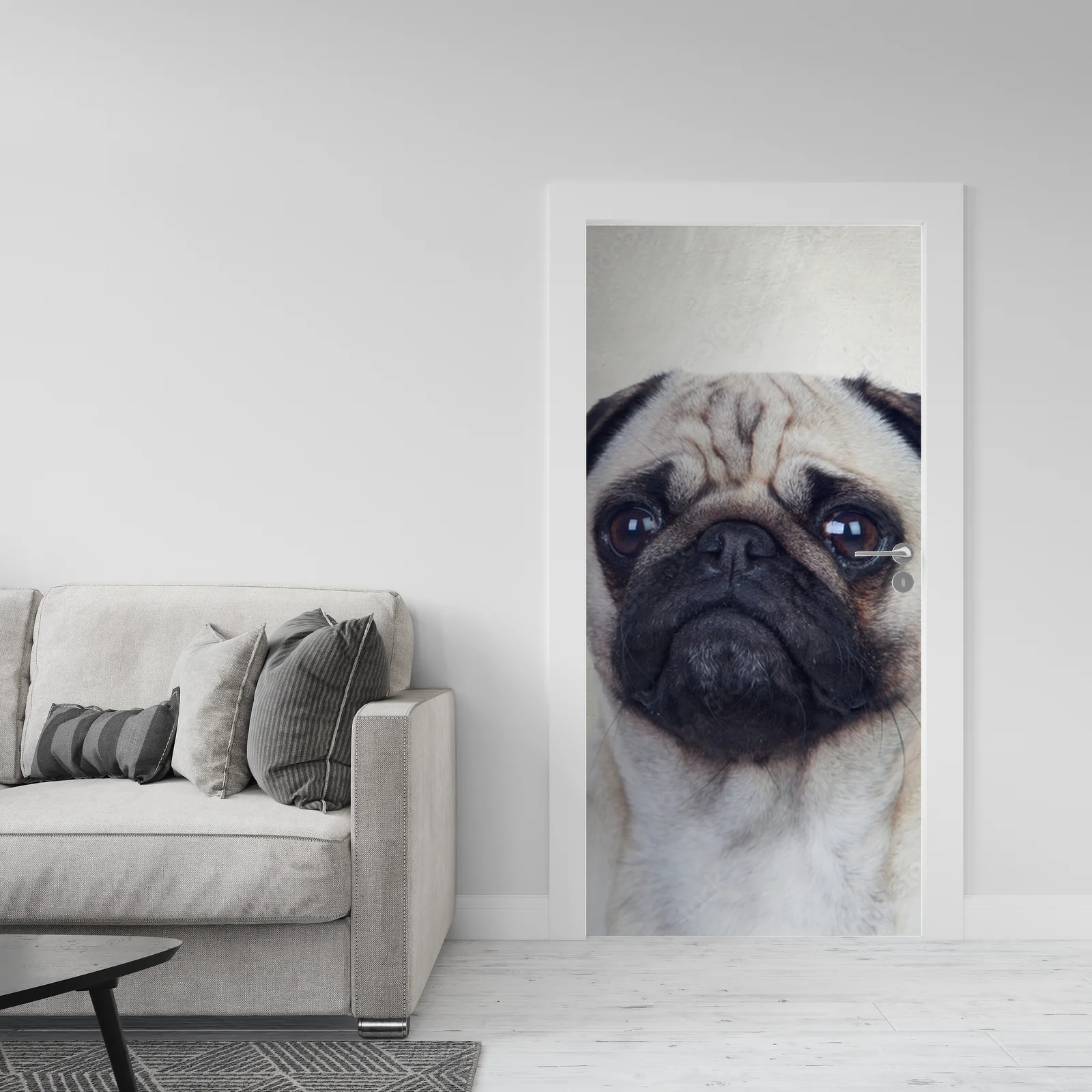 Urocza pug w delikatnych odcieniach bieli