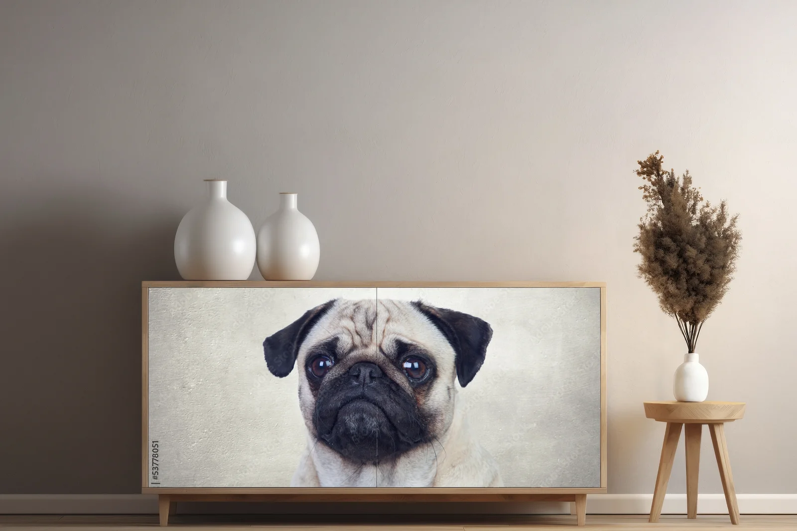 Urocza pug w delikatnych odcieniach bieli