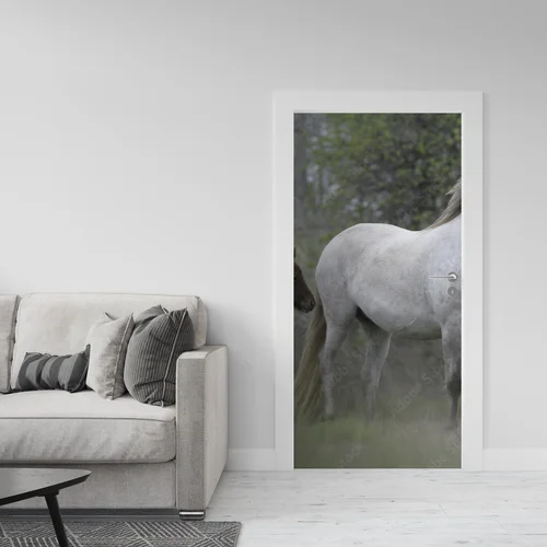 Ogniste serce Camargue w odcieniach szarości