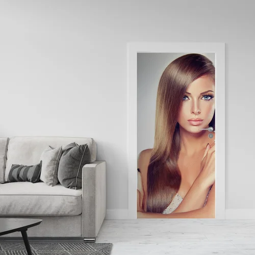 Zachwycający portret modnej dziewczyny w jasnych tonach