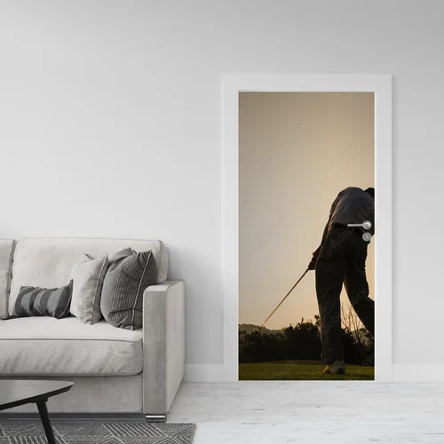 Golfer w akcji podczas magicznego zachodu słońca