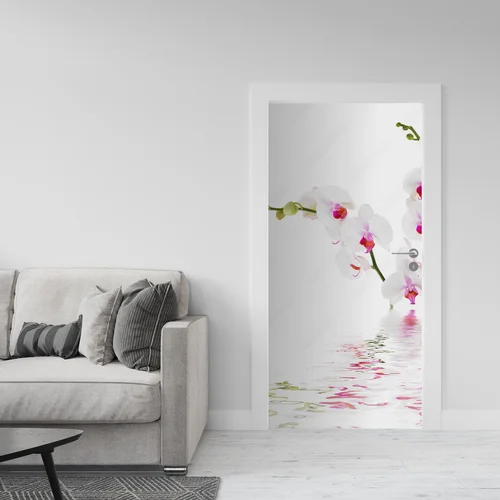 Eleganckie białe orchidee na wodzie