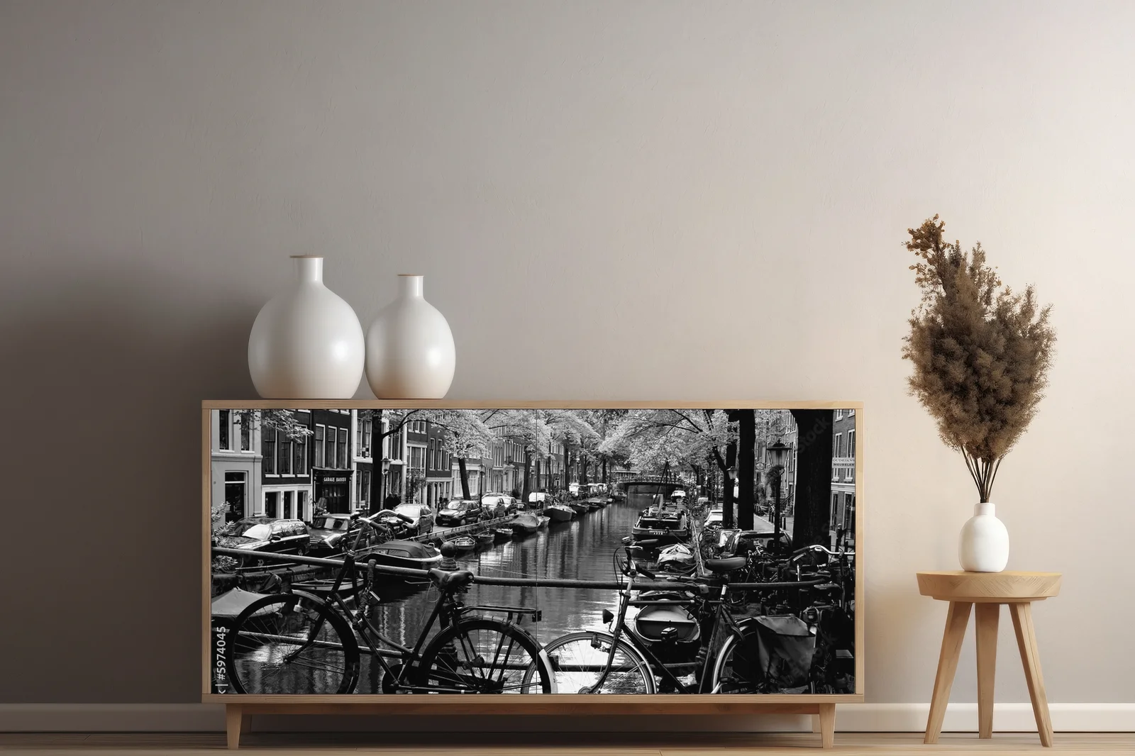 Romantyczne pejzaże Amsterdamu w nasyconej czerni