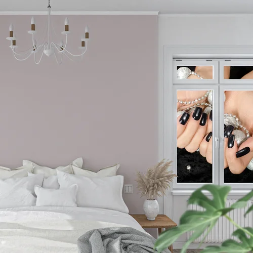 Czerń elegancji: ręka z lśniącym manicure