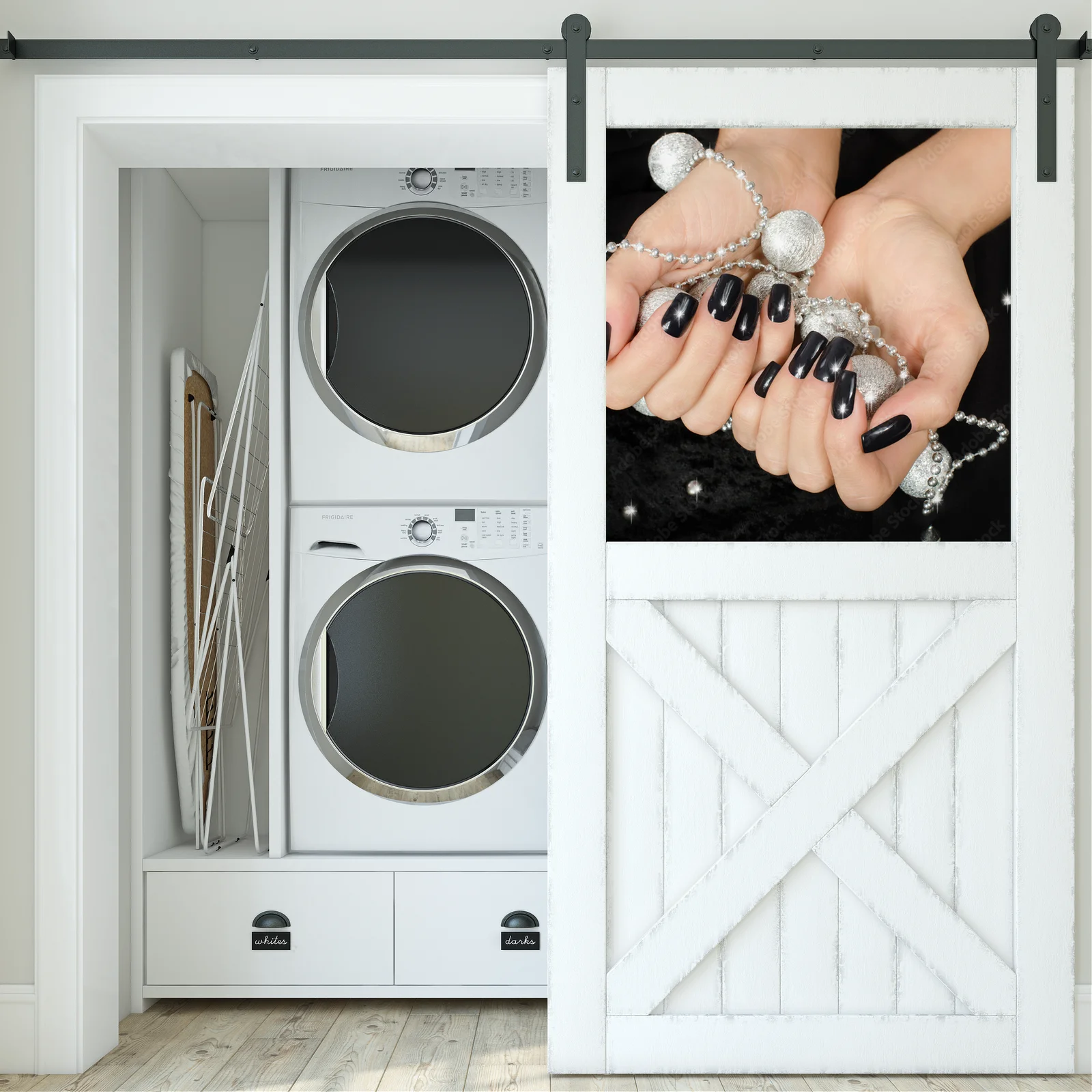 Czerń elegancji: ręka z lśniącym manicure