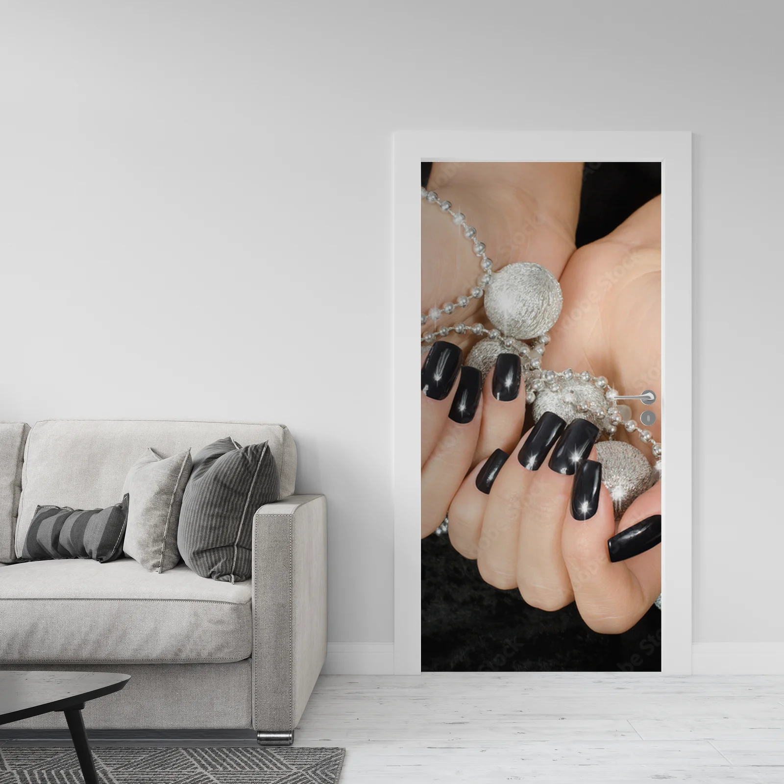 Czerń elegancji: ręka z lśniącym manicure