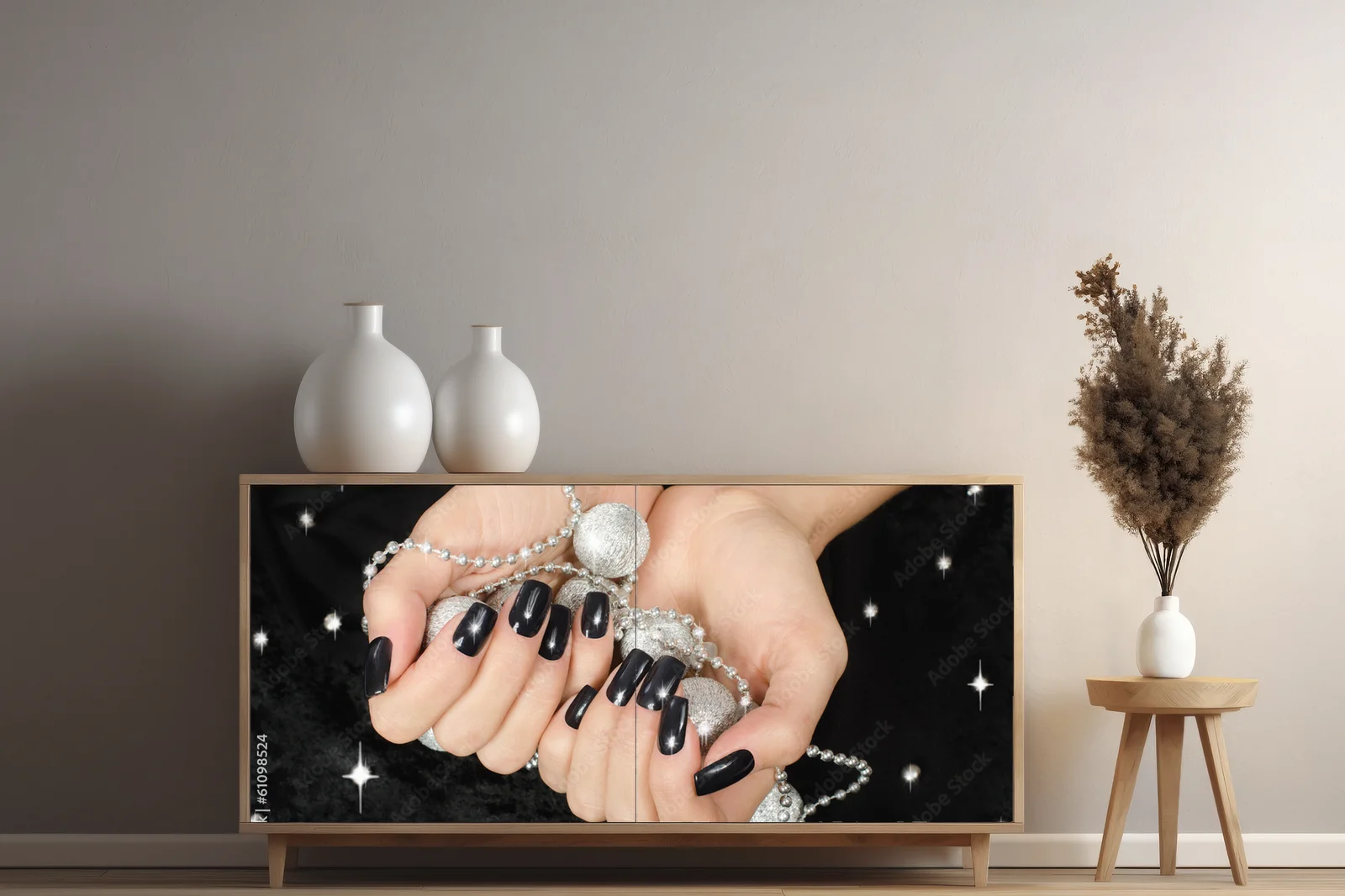 Czerń elegancji: ręka z lśniącym manicure