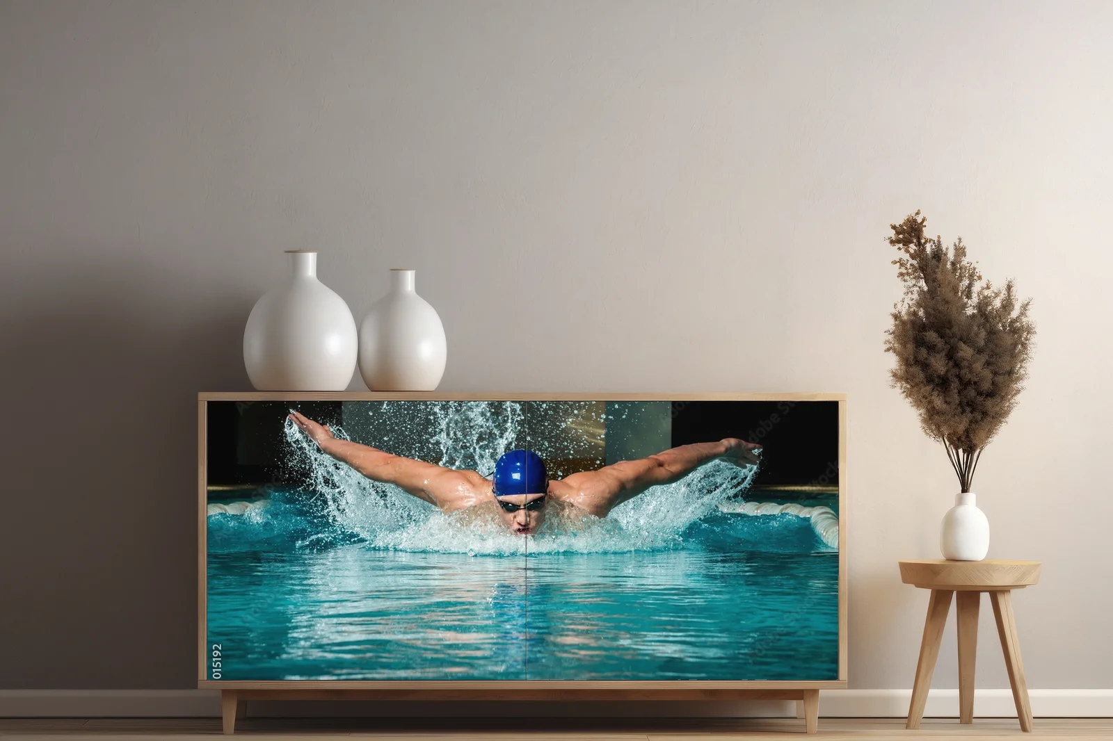 Młody sportowiec w akcji w głębinach wody