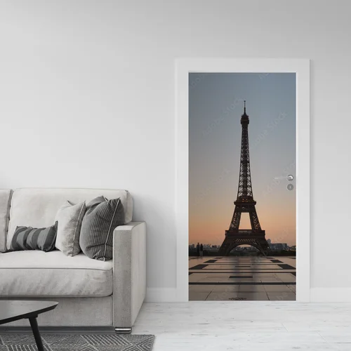 Eiffel Tower w delikatnych barwach poranka