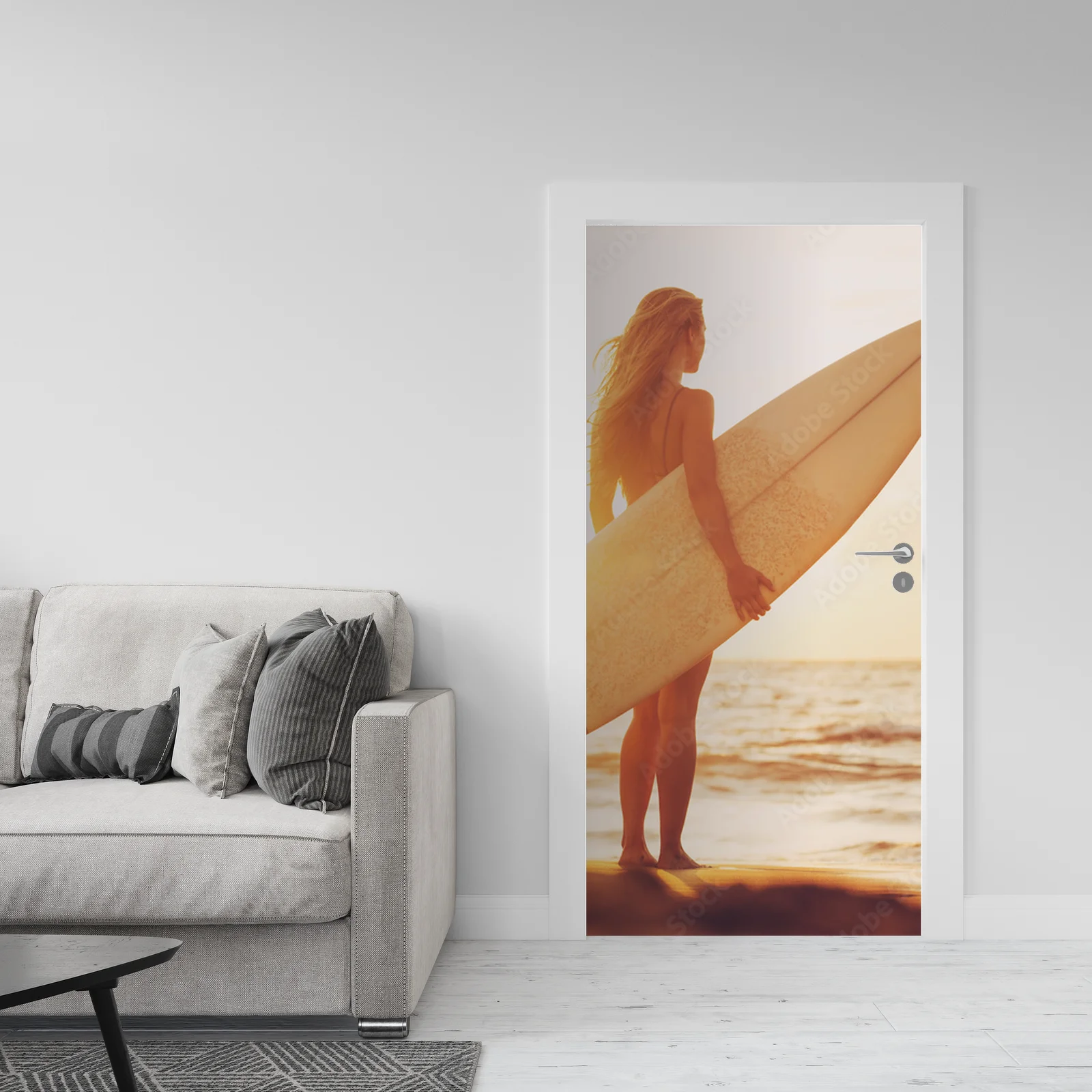 Surferka w zachodzie słońca na hawajskiej plaży