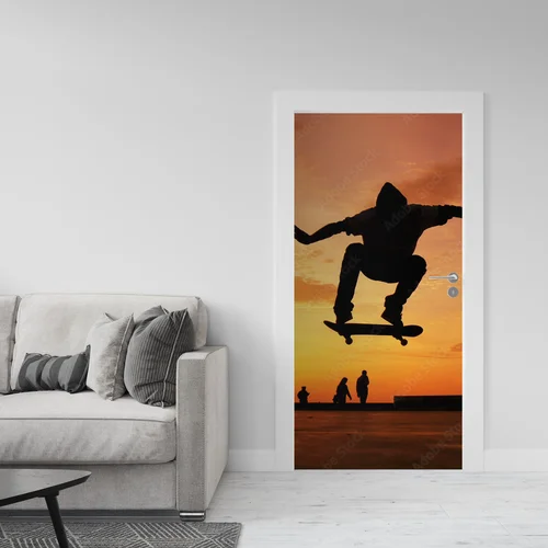 Skateboard na tle miejskiego zachodu słońca