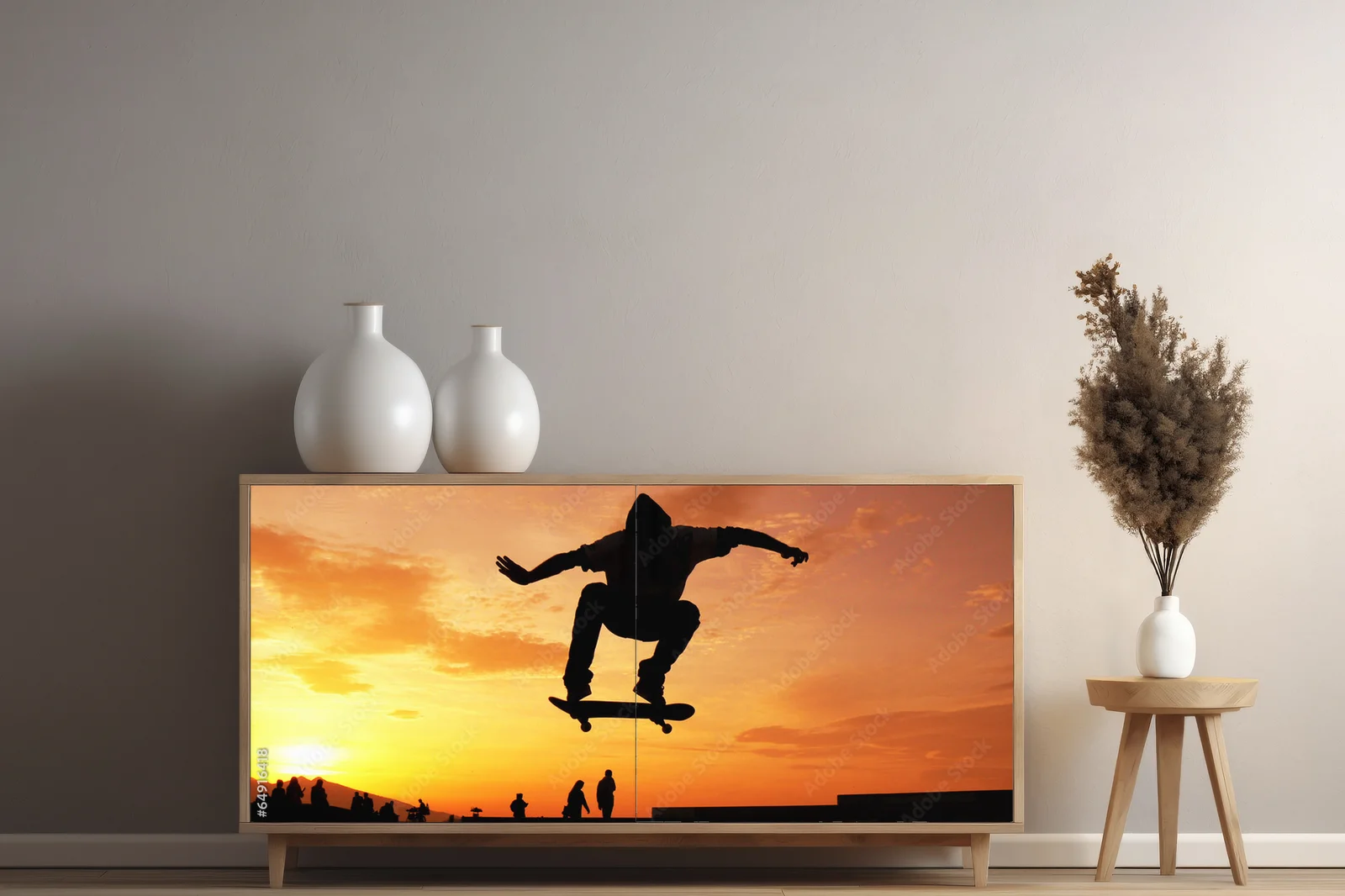 Skateboard na tle miejskiego zachodu słońca
