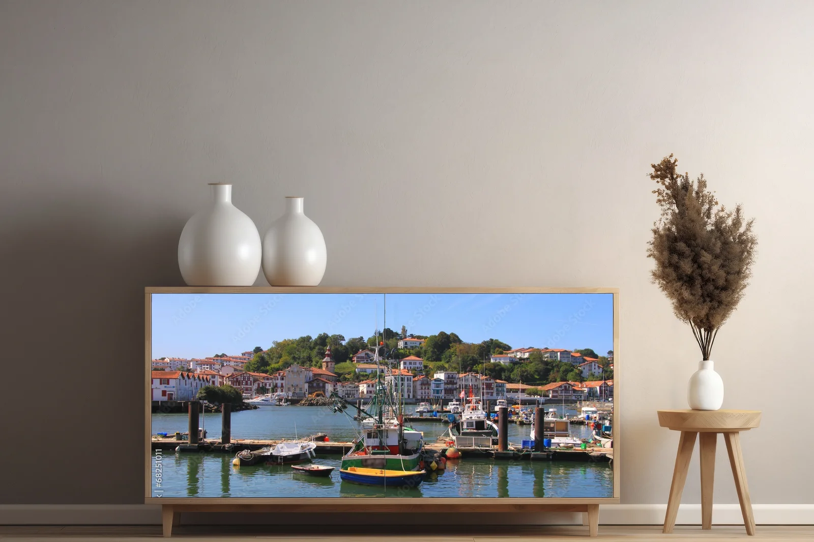 Urokliwe molo Saint-Jean de Luz w błękicie