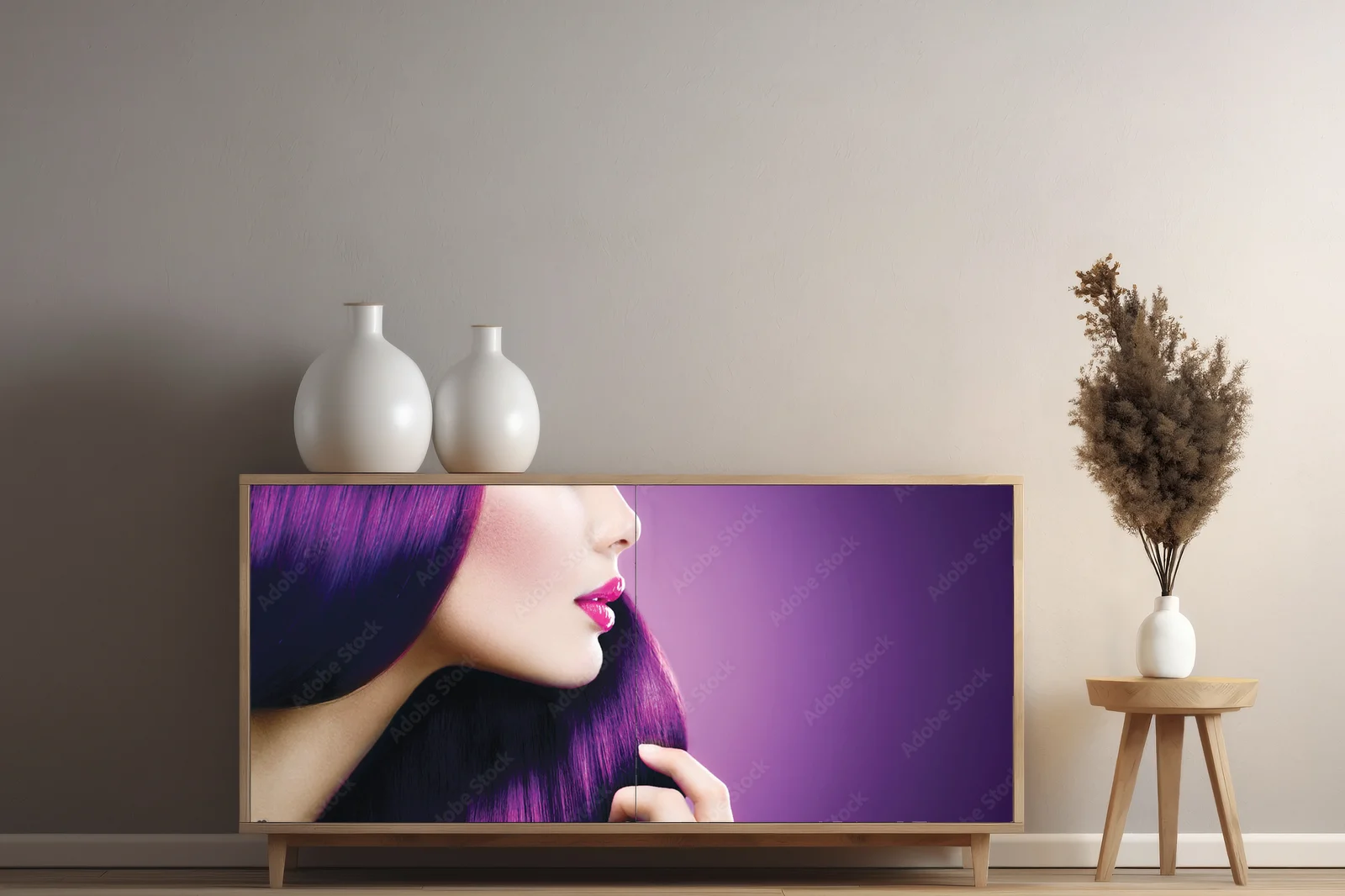 Zjawiskowa femme fatale w purpurowym blasku