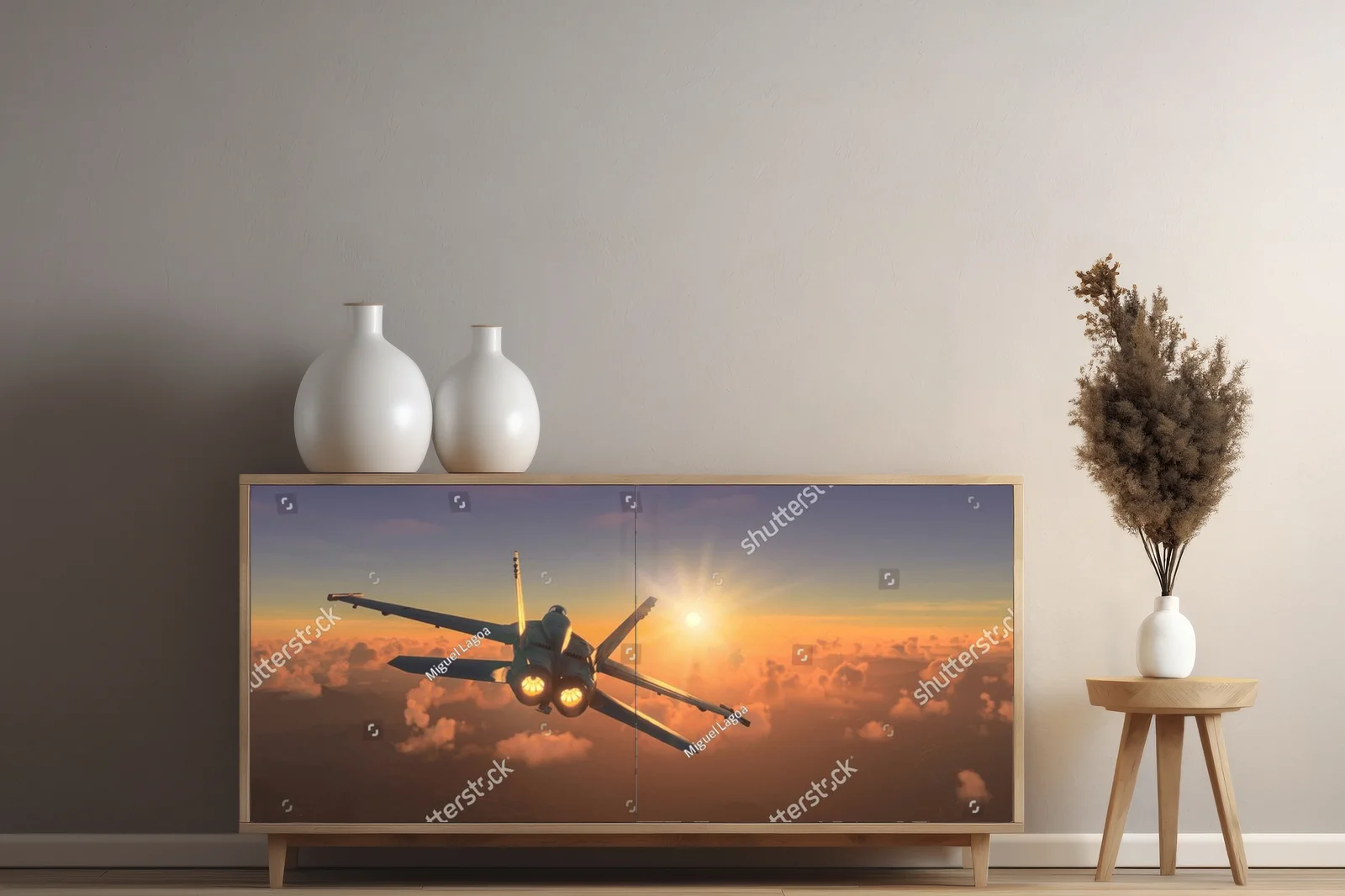 Militarne skrzydła w zachodzącym słońcu