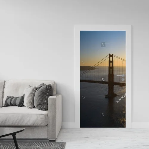 Zachwycający Most Golden Gate w zachodzącym słońcu