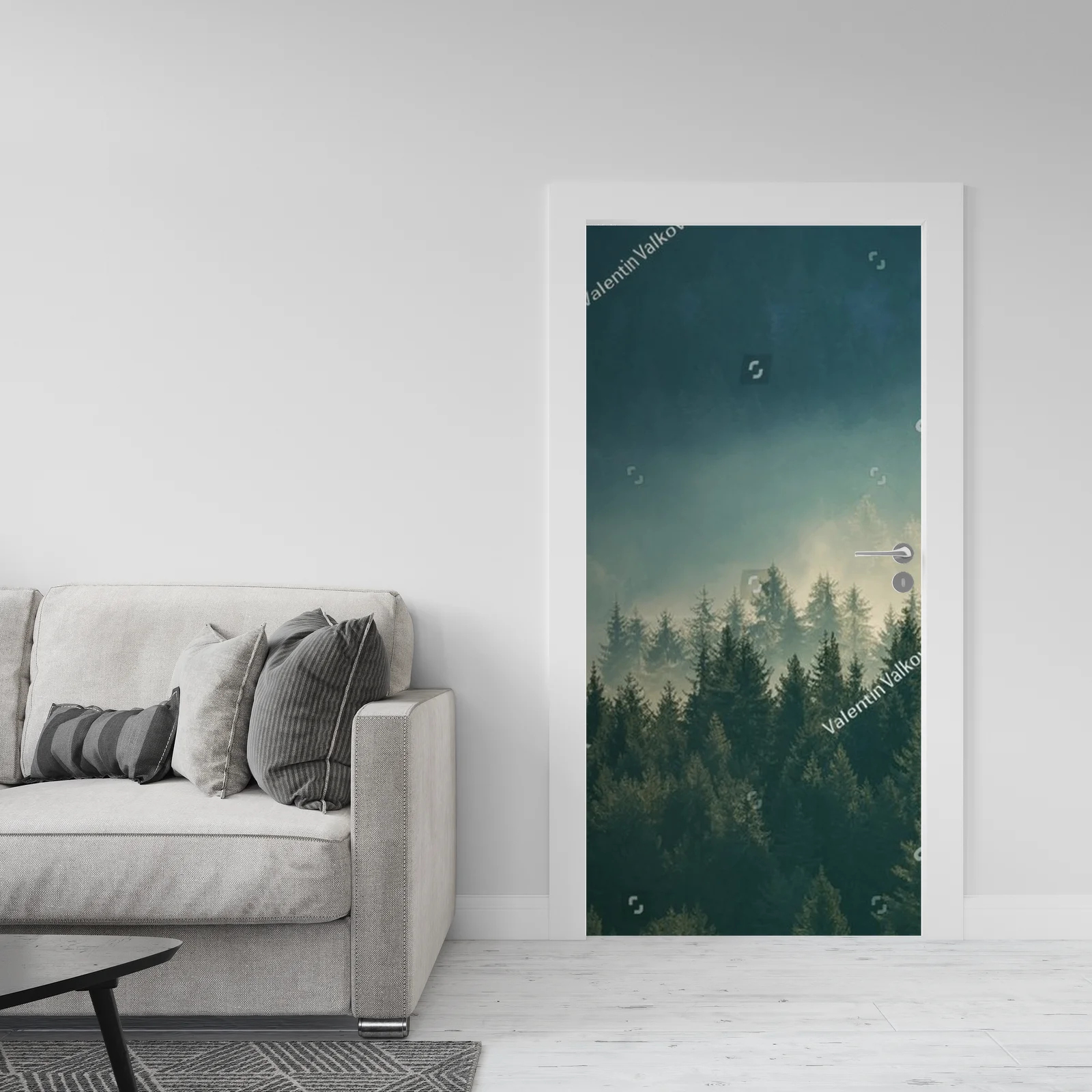 Misty pine forest: spokój w górach