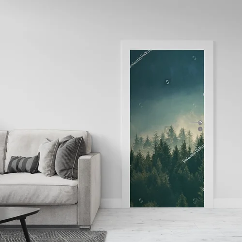 Misty pine forest: spokój w górach