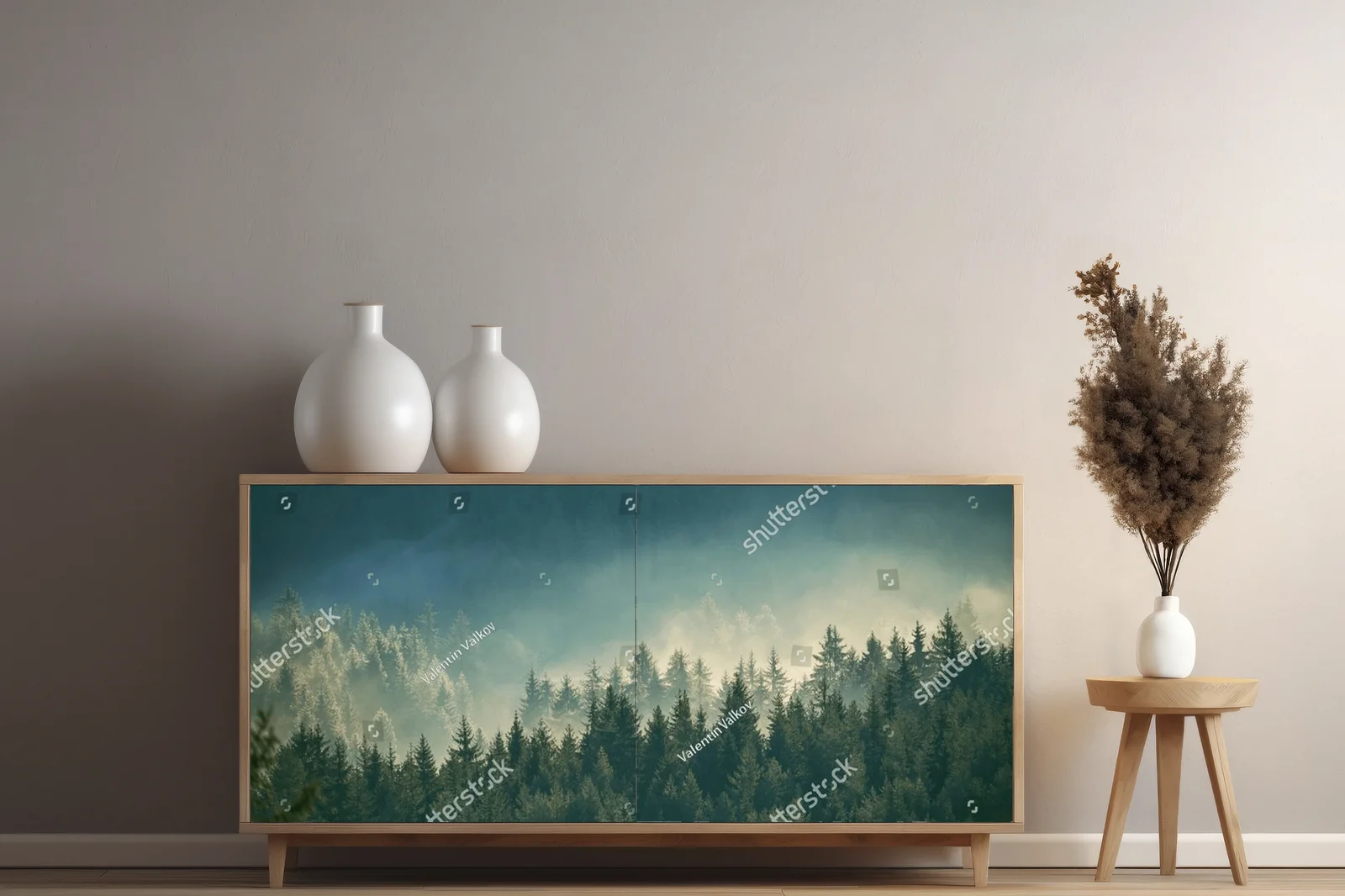 Misty pine forest: spokój w górach