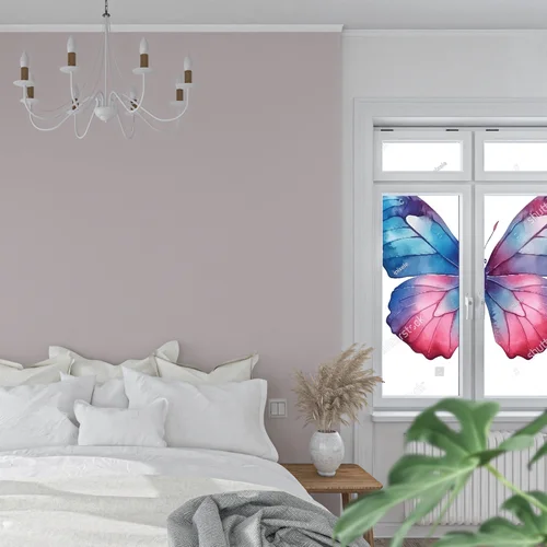 Woda i lekkość - motyl w białej harmonii