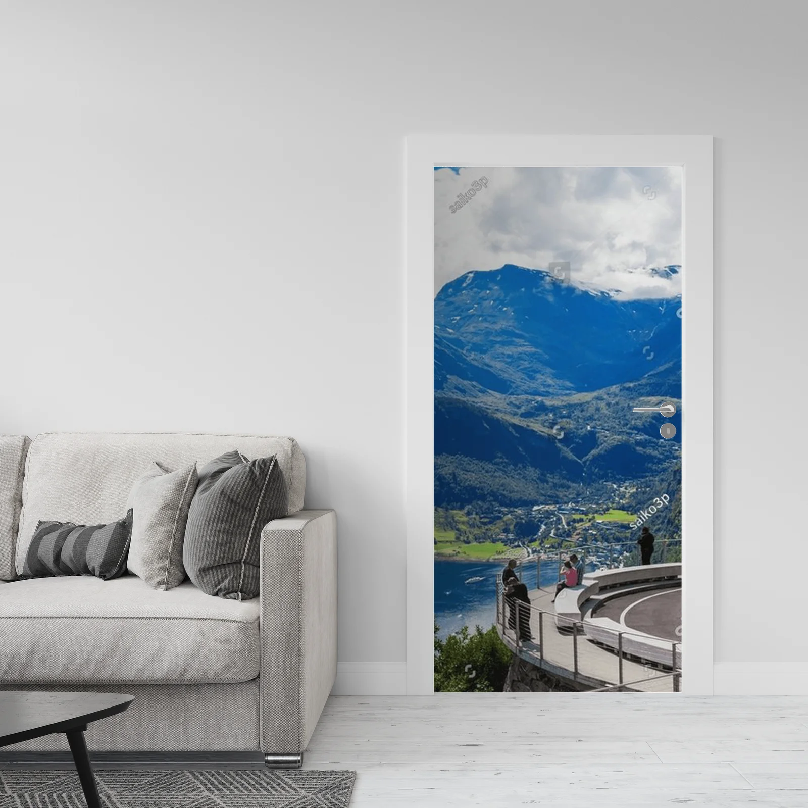 Panoramiczny widok na Geirangerfjord z Ornesvingen