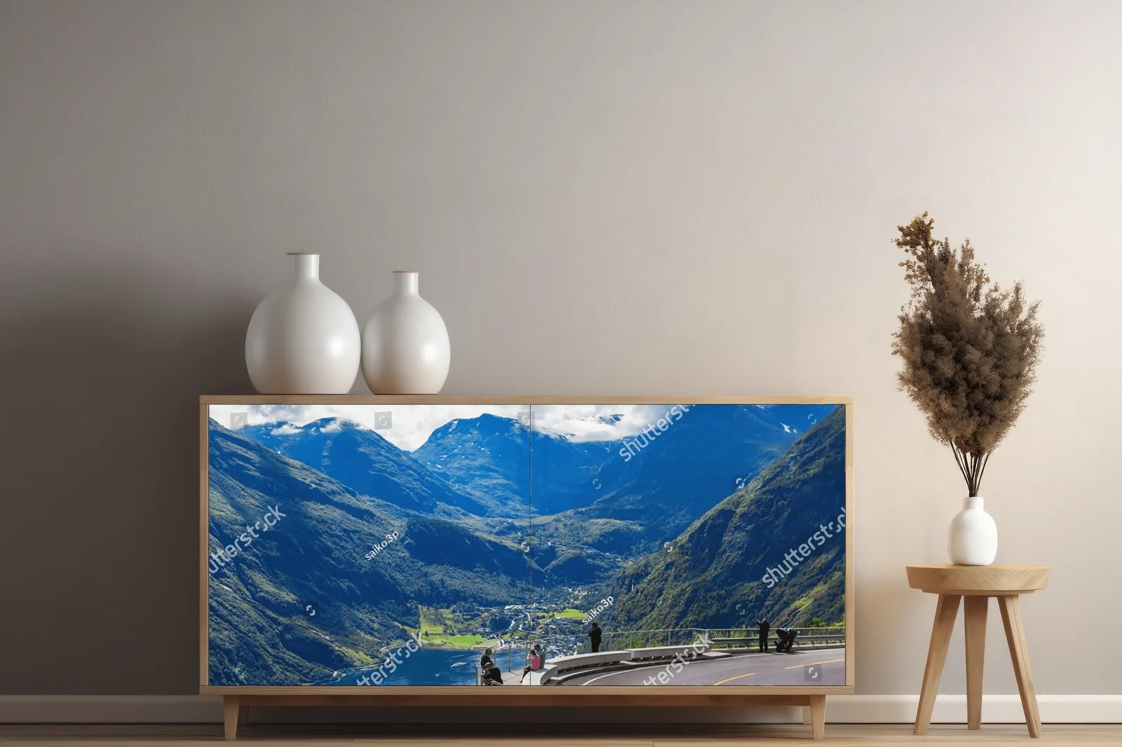 Panoramiczny widok na Geirangerfjord z Ornesvingen