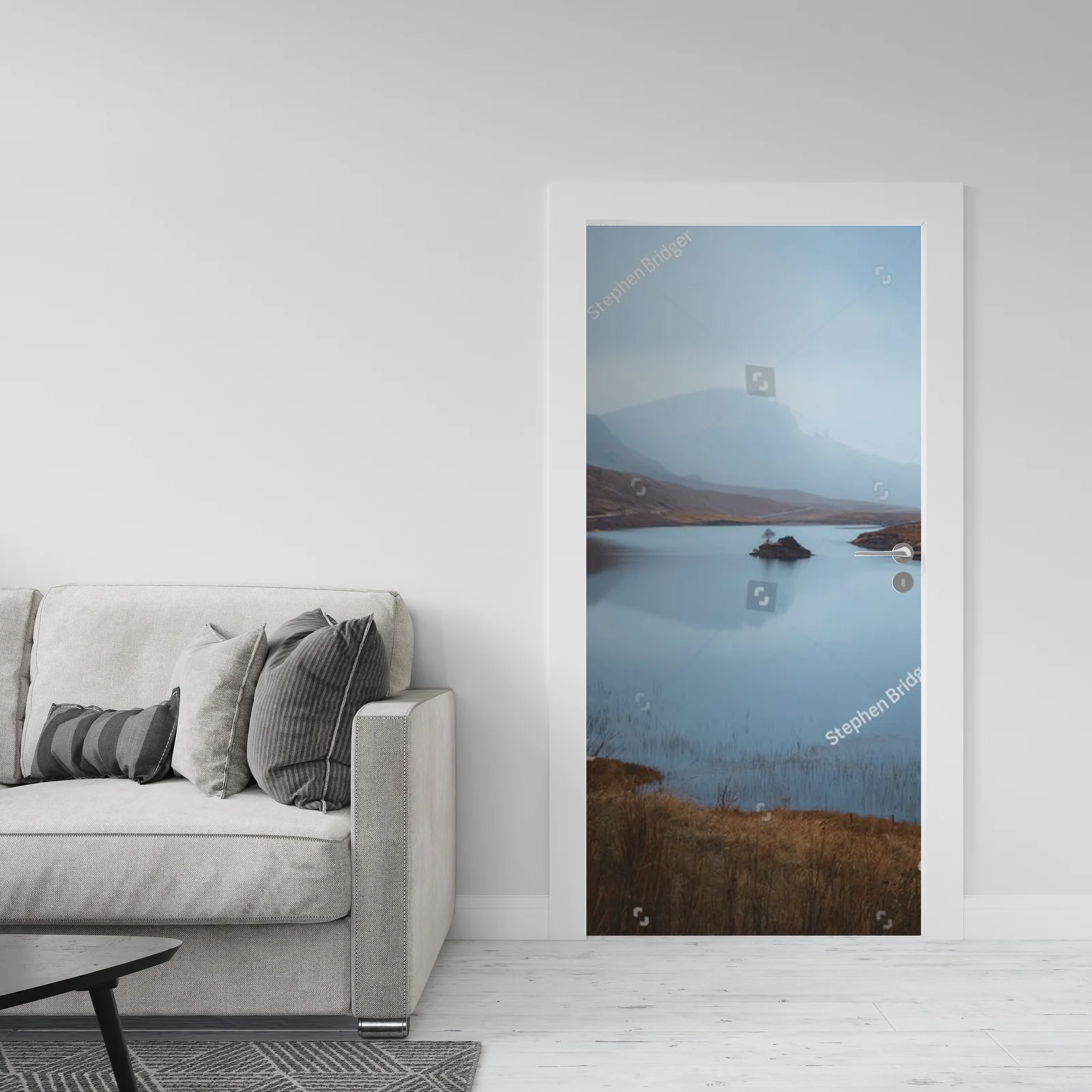 Misty poranek nad Loch Fada w Szkocji