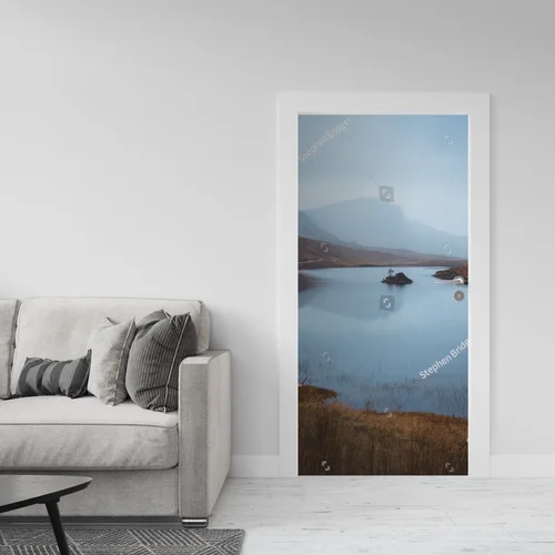 Misty poranek nad Loch Fada w Szkocji
