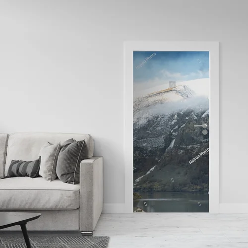 Majestatyczne góry nad fiordem Aurlandsfjord