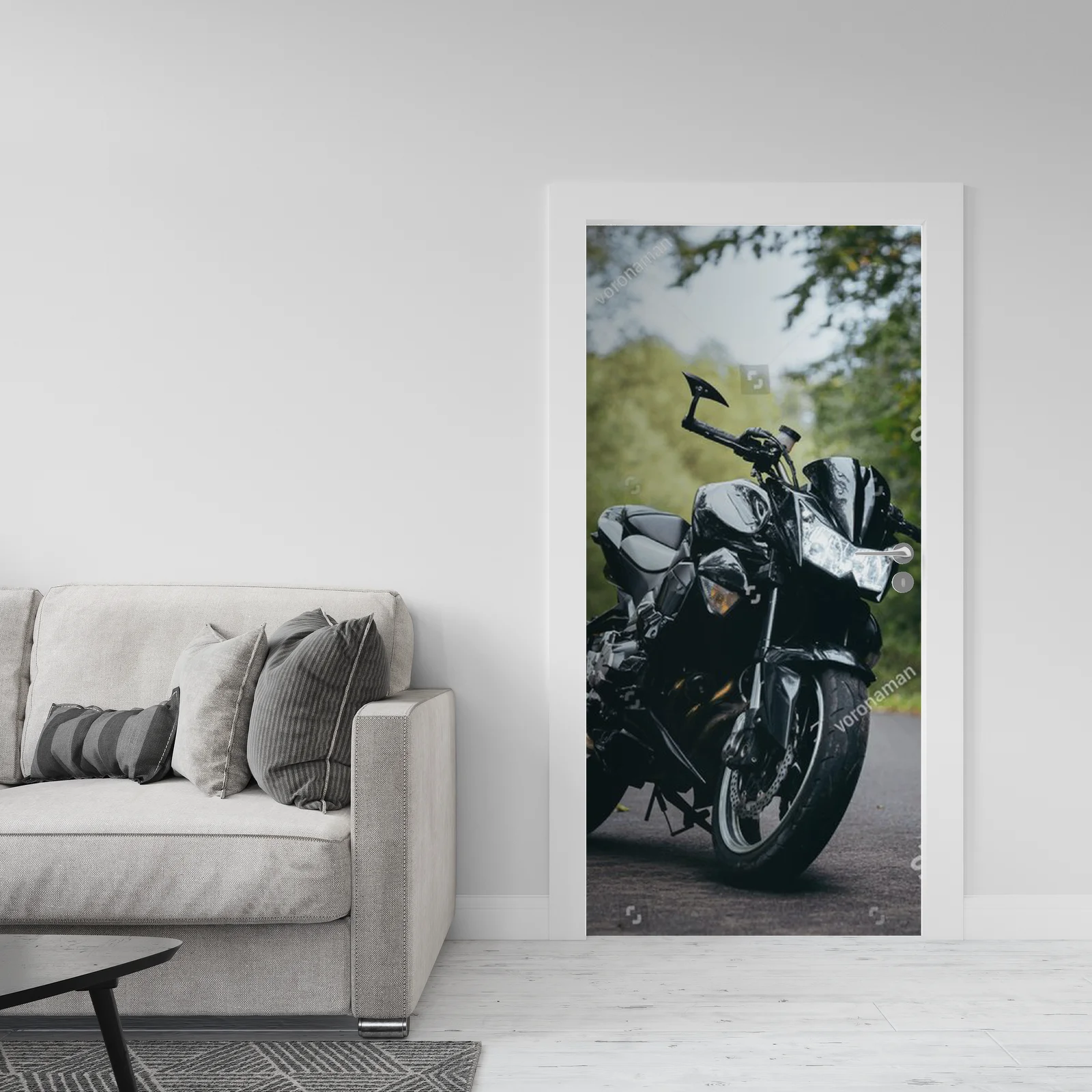 Czarne motocyklowe marzenia w leśnym szlaku