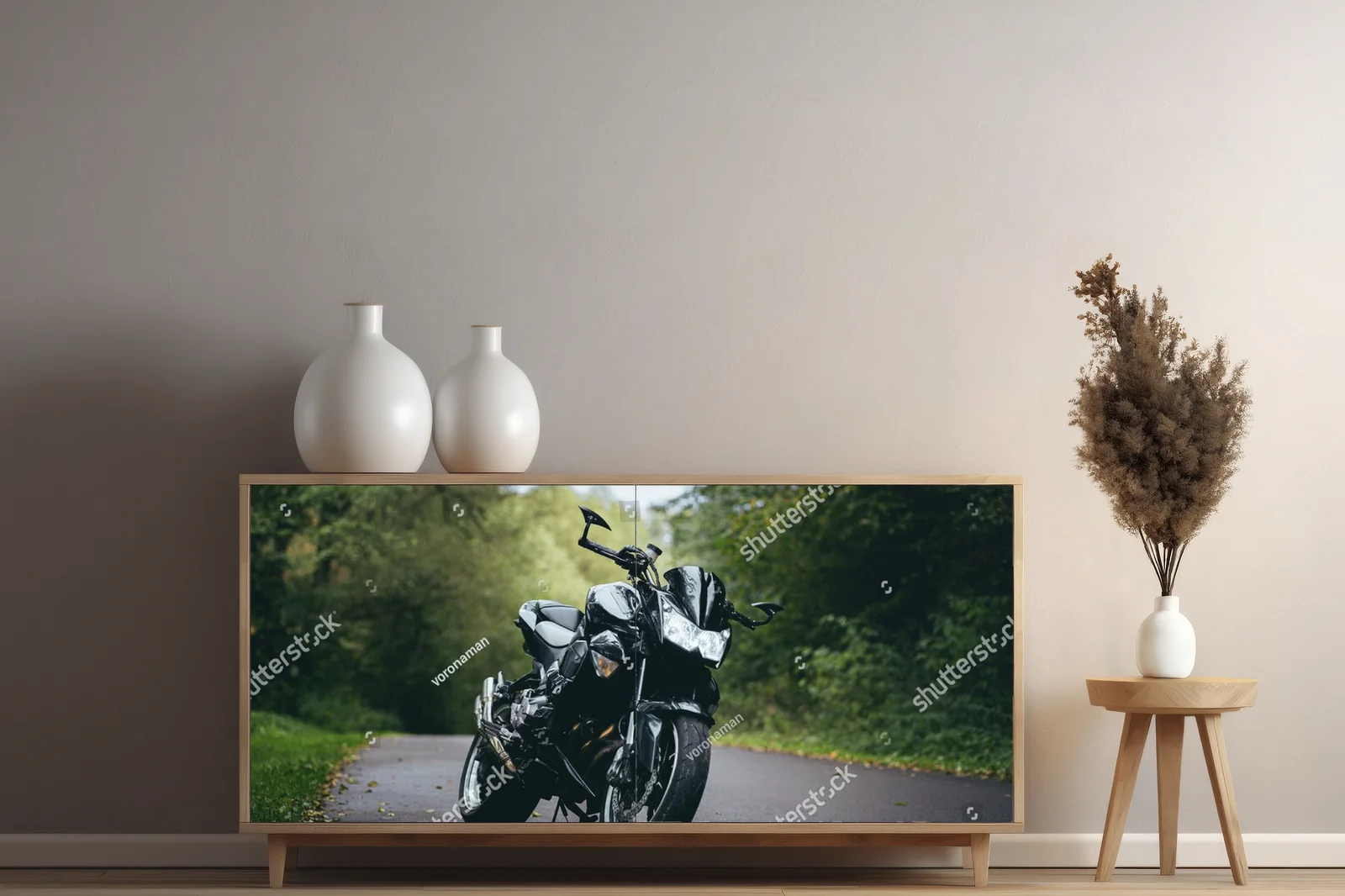 Czarne motocyklowe marzenia w leśnym szlaku