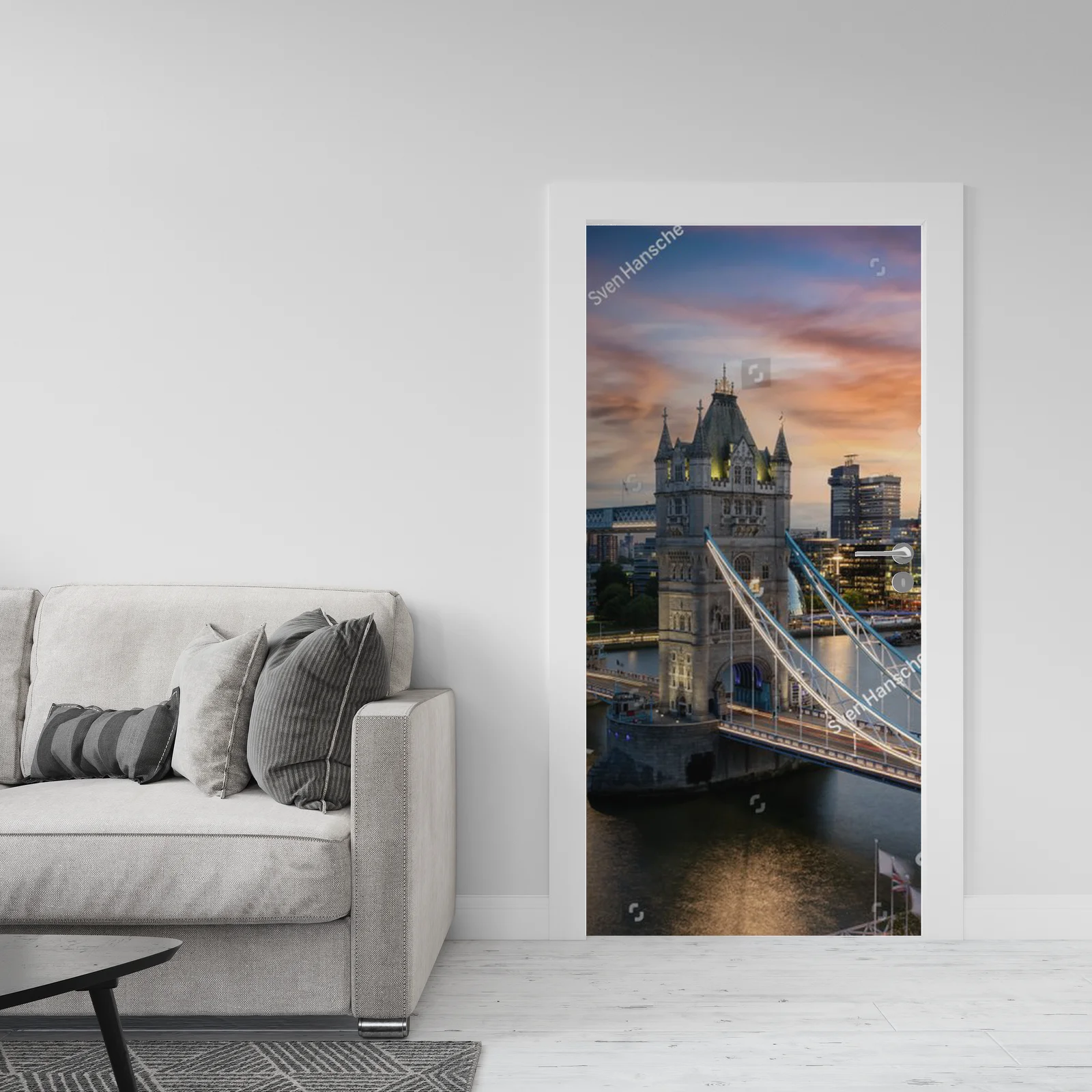 Nocna panorama Londynu z iluminowanym Tower Bridge