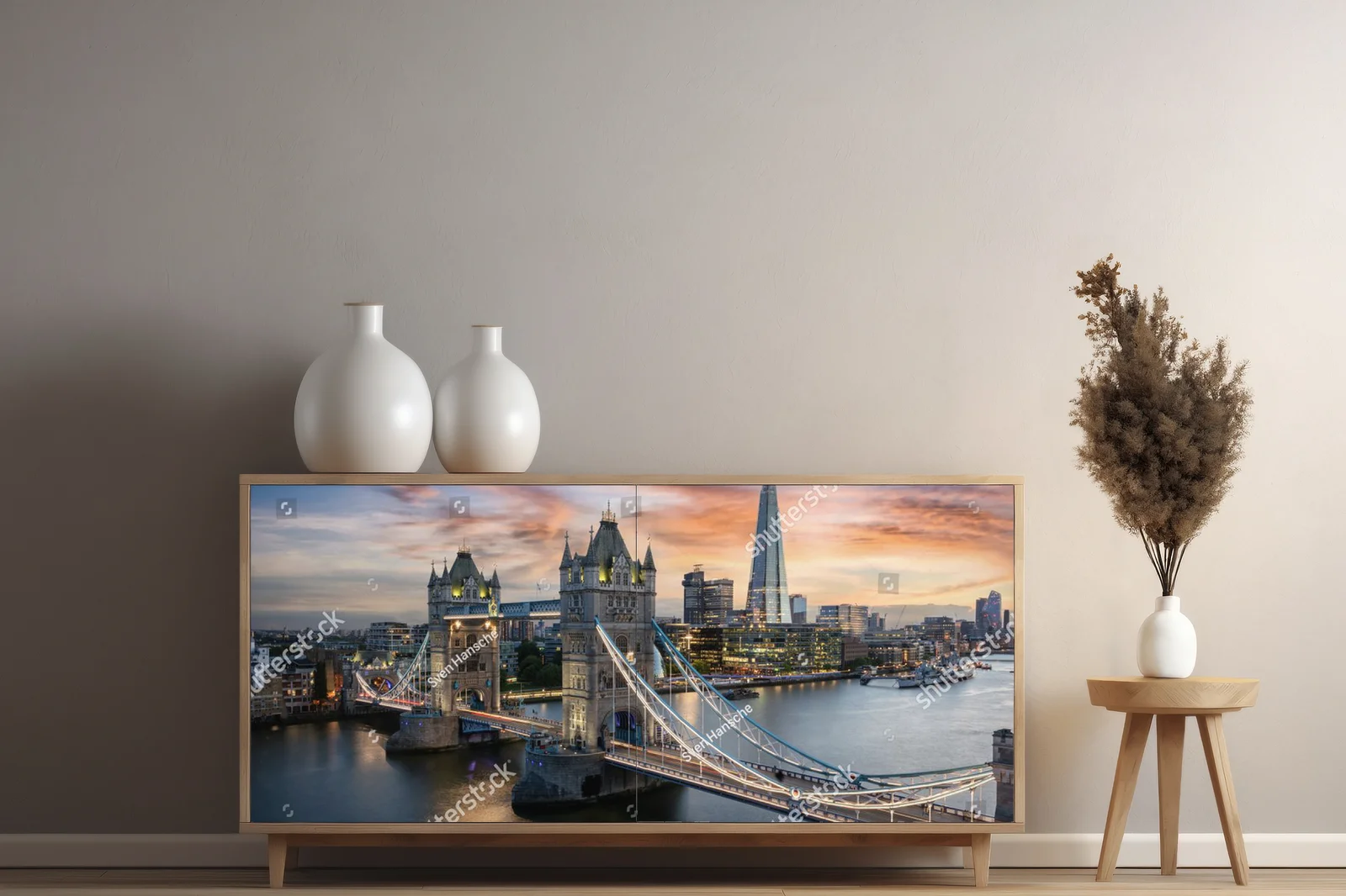 Nocna panorama Londynu z iluminowanym Tower Bridge