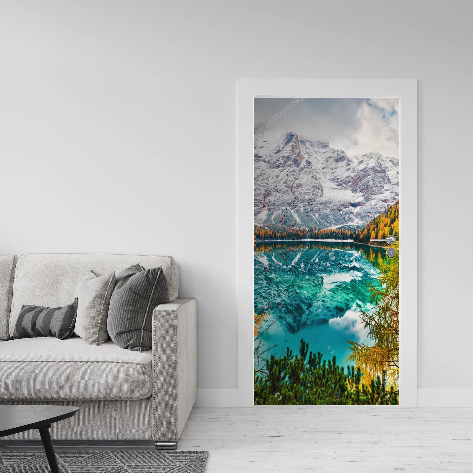 Pierwszy śnieg nad jeziorem Braies w alpejskiej scenerii