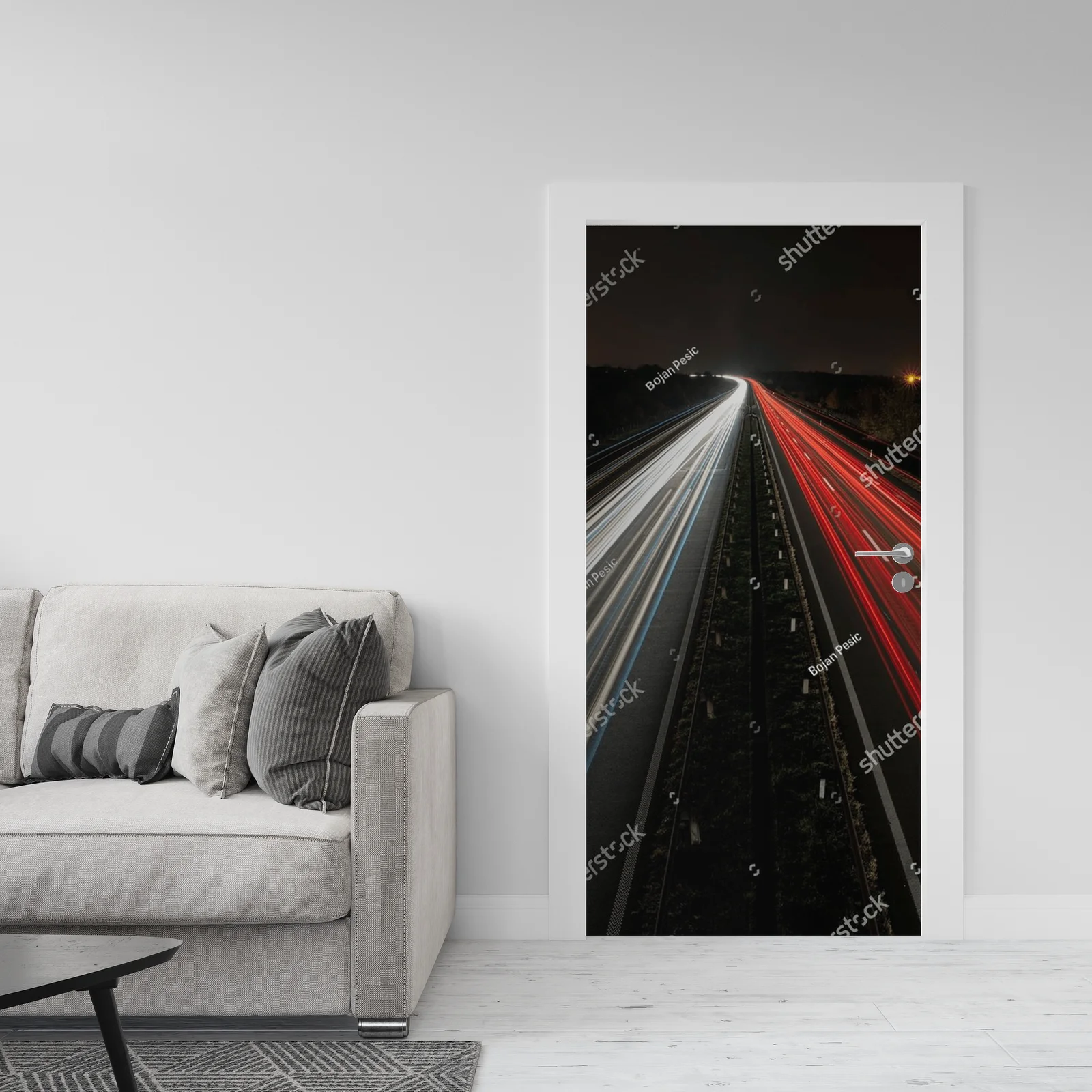 Dynamiczne ślady światła na nocnej autostradzie
