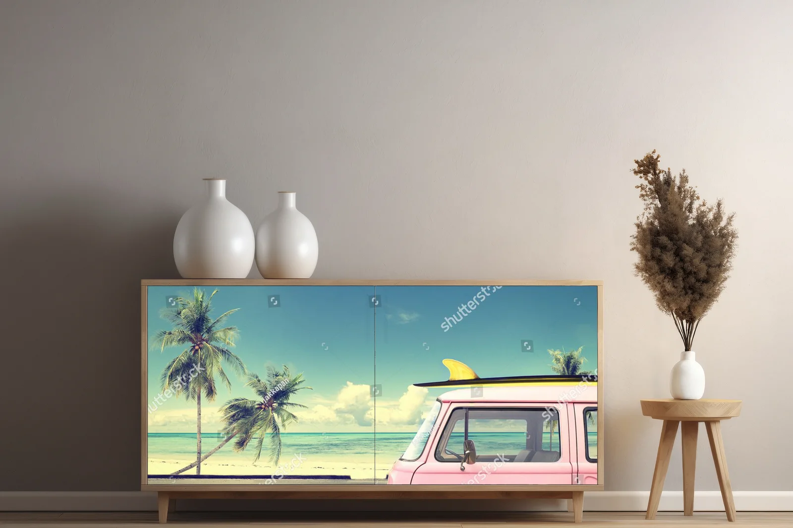 Retro van na plaży z deską surfingową