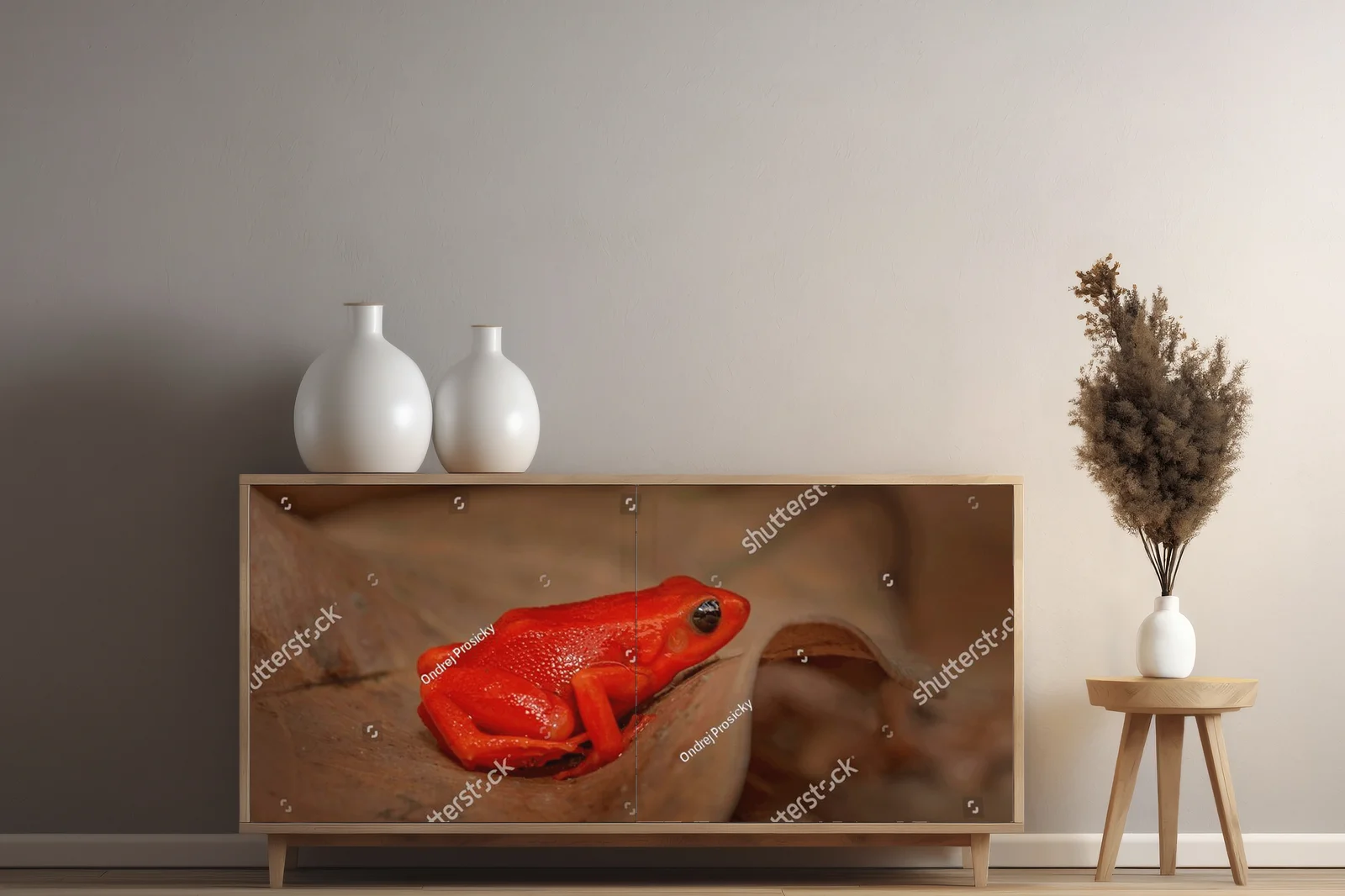 Zmysłowy świat golden mantella w leśnej zieleni